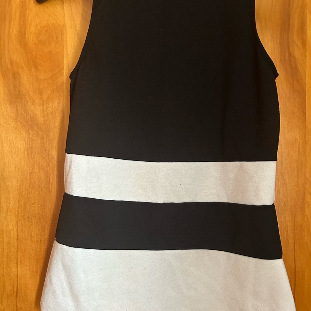 New York & Company Black and White Sleeveless Colorblock Tank
